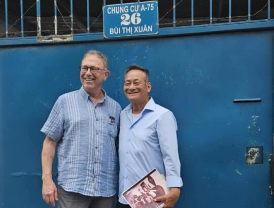 Hinh 1 Ong Mike da gap lai ong Ross Meador 540x410