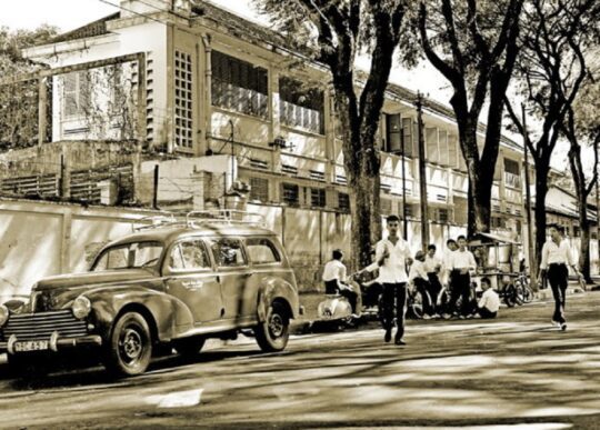 Hoc sinh an bo bia o Sai Gon nhung nam 50 Facebook Xua 1975 540x387