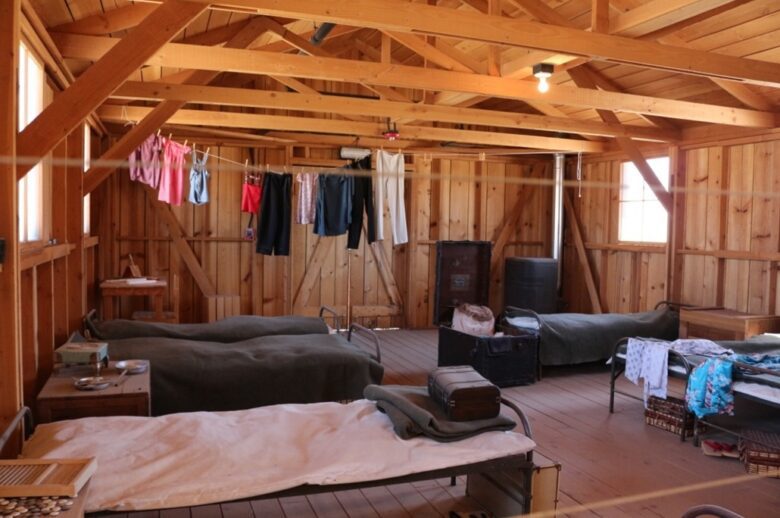 Thuy Nhu Cai ban go tu Manzanar.1 780x518