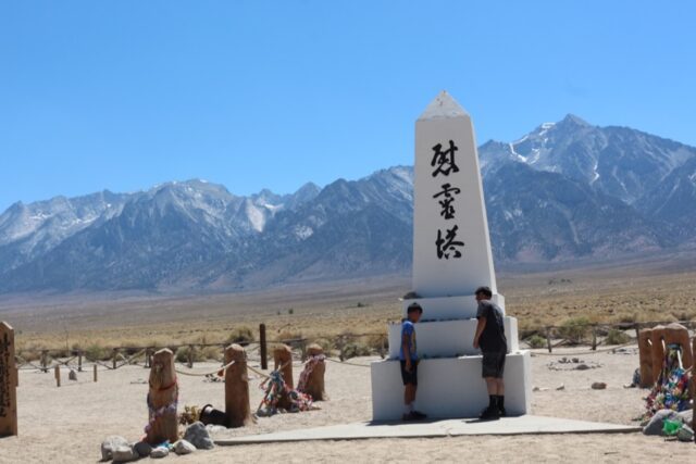 Thuy Nhu Cai ban go tu Manzanar.4 640x427