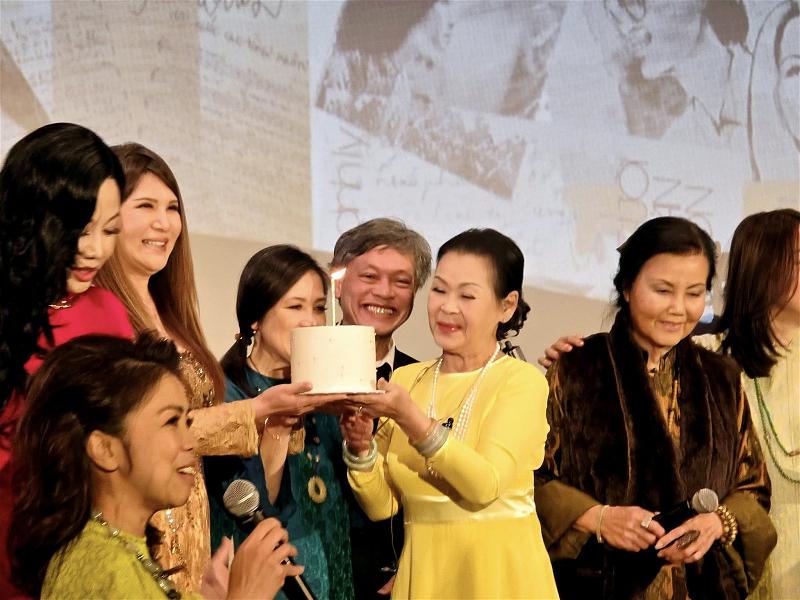 khanh ly thoi banh sinh nhat photo ngoc lan